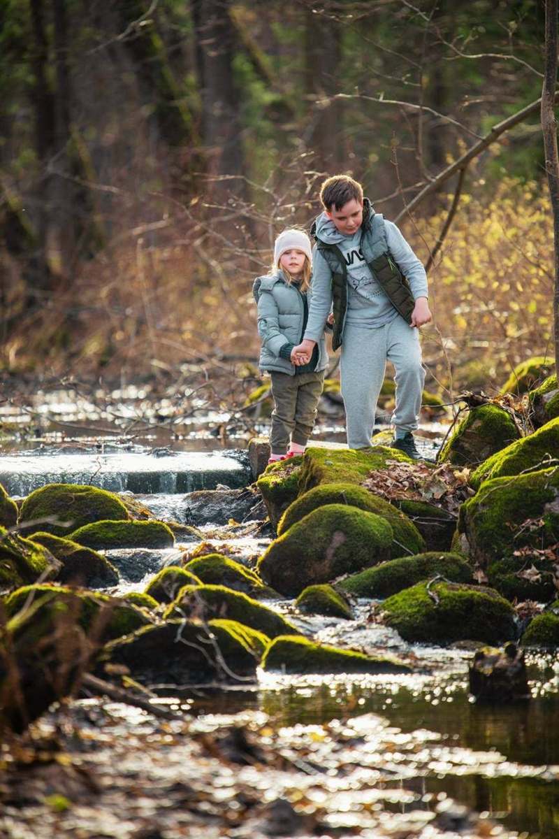 Familia caminando junto al río